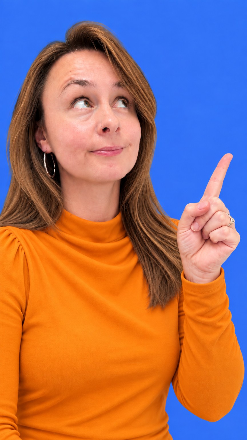 Portrait de Manon en haut orange sur fond bleu